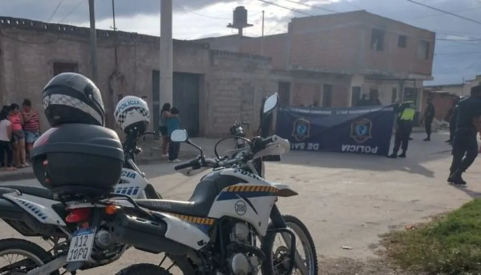Un motociclista perdió la vida tras impactar contra una vivienda