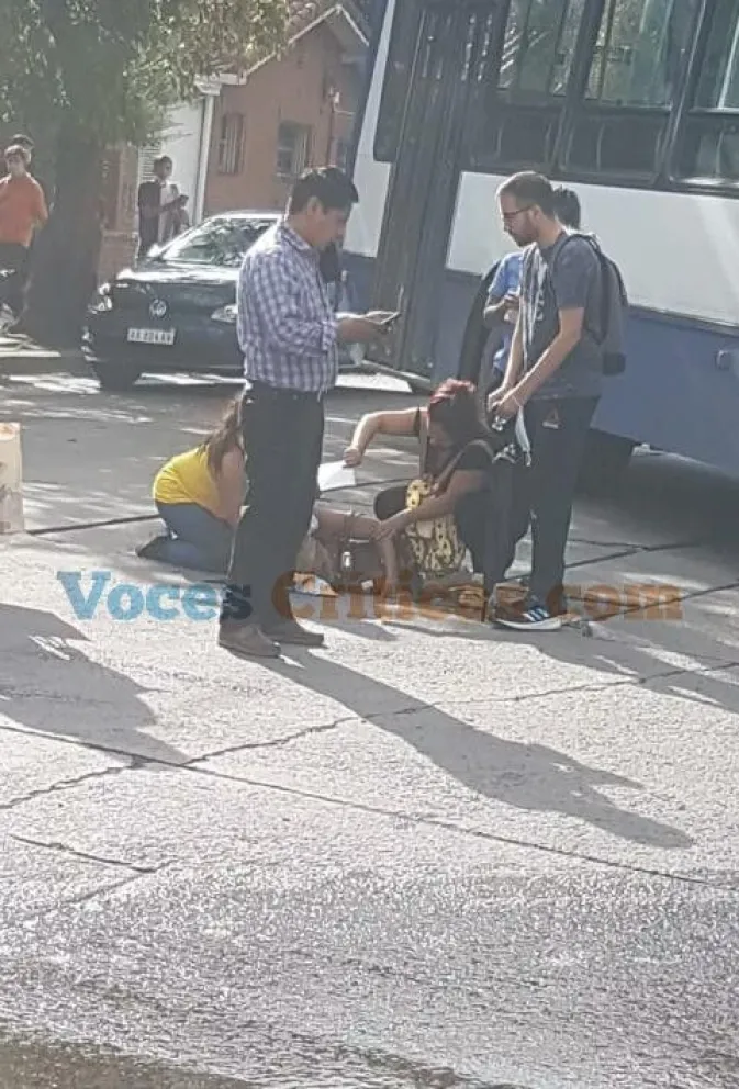 La pasajera que cayó del colectivo tiene muerte cerebral