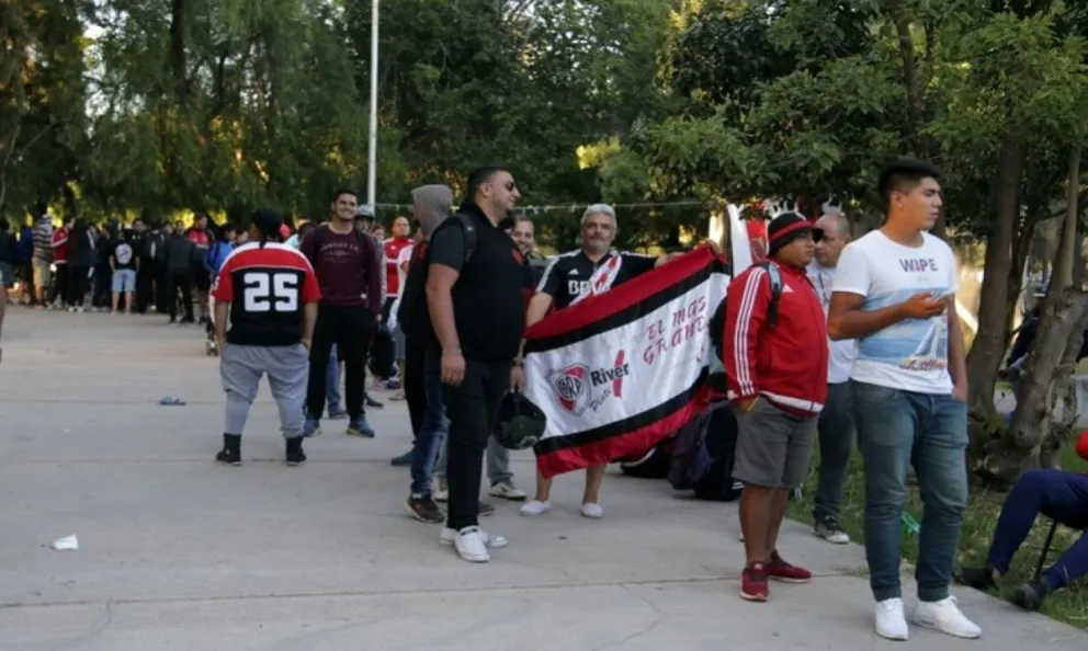 Culpan a la lluvia: salteños demorados esperando las entradas para ver a River