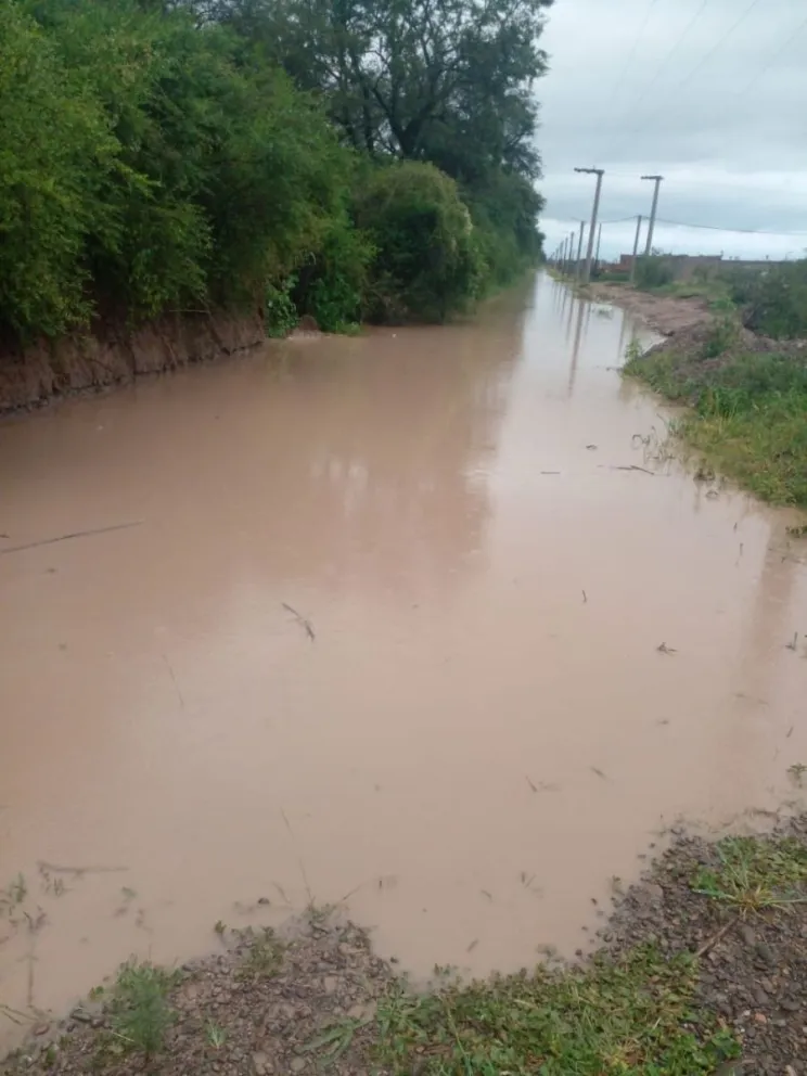 En la localidad de Cerrillos entró agua en varias casas y arruinó todo 