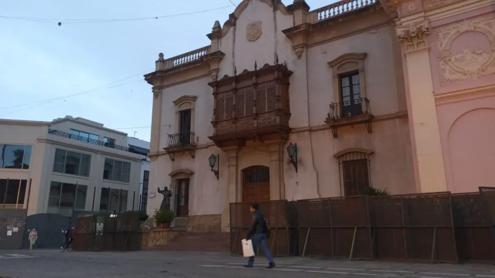 |FOTOS Y VIDEO| 8M en Salta: los vallados coparon el centro de la ciudad
