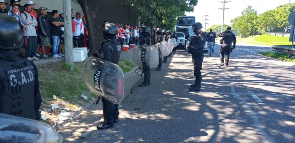 |FOTOS| Mucha droga y armas: Frenaron micros con barras de River que iban a Salta
