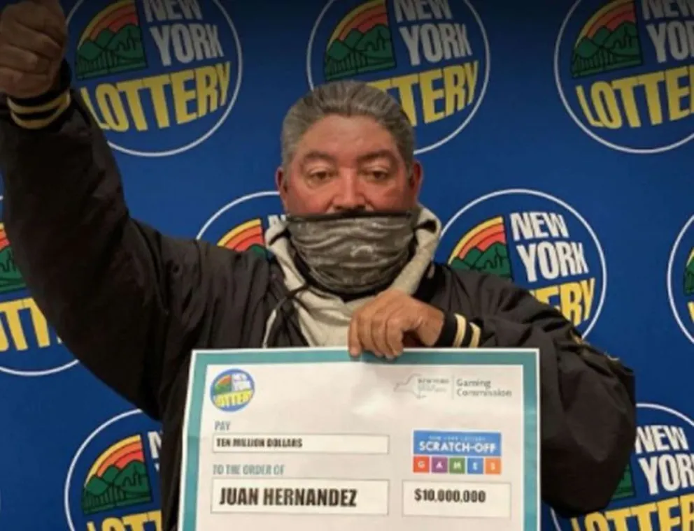 Un hombre ganó 10 millones de dólares por segunda vez en la lotería