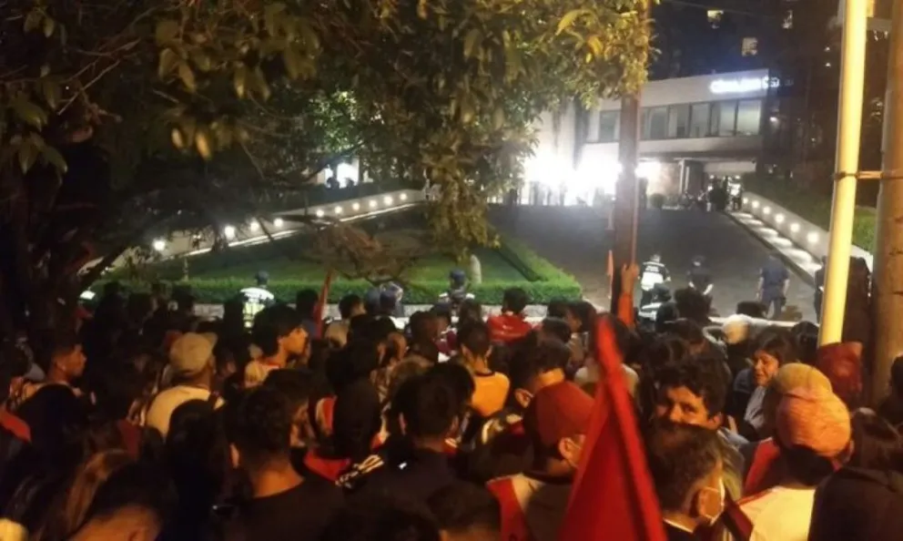 Los salteños esperando ansiosos la llegada de River se concentraron en un hotel 