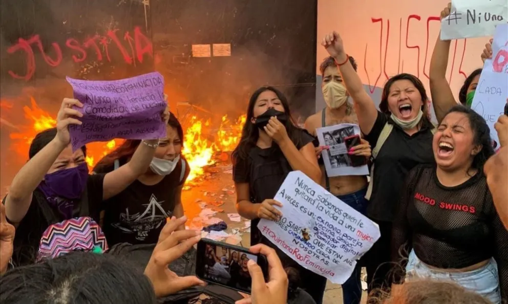 El 8M terminó de la peor manera: las manifestantes quisieron incendiar las vallas de la Catedral
