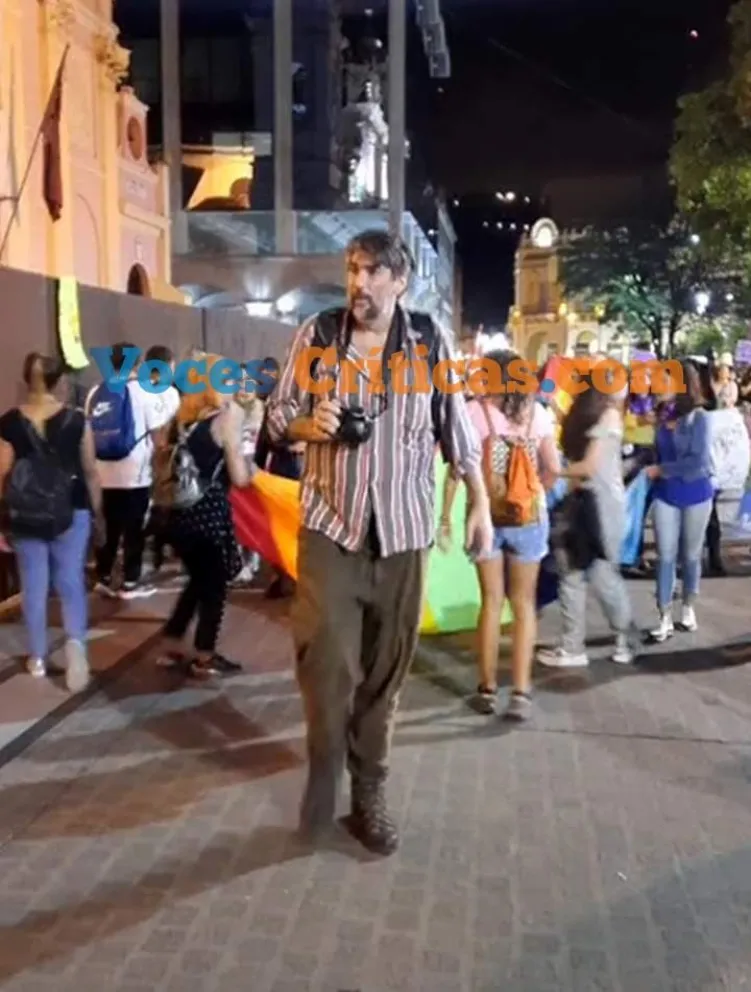 |VIDEO| La agresión de un fotógrafo a una manifestante en la marcha del Día de la Mujer