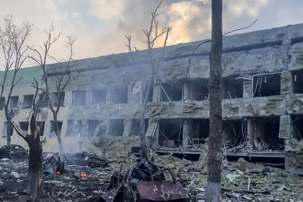 "Hay gente, niños, bajo los escombros": Rusia ataca un hospital de maternidad