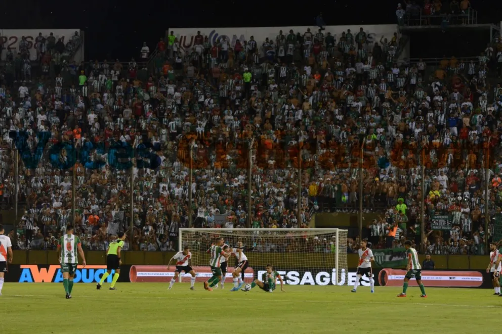 El partido entre River y Laferrere se vio manchado por la muerte de un hincha