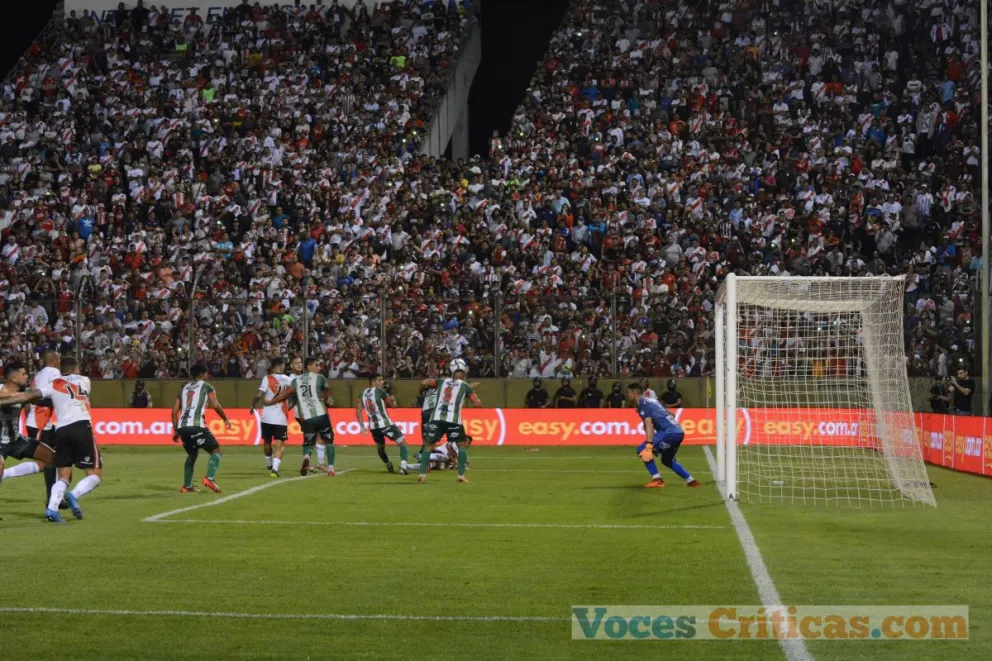 Insólito: En el partido de River arrojaron a un muerto