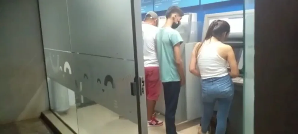 ¿Y la plata de la  gente? El Banco Macro de Pichanal hace una semana que no entrega dinero