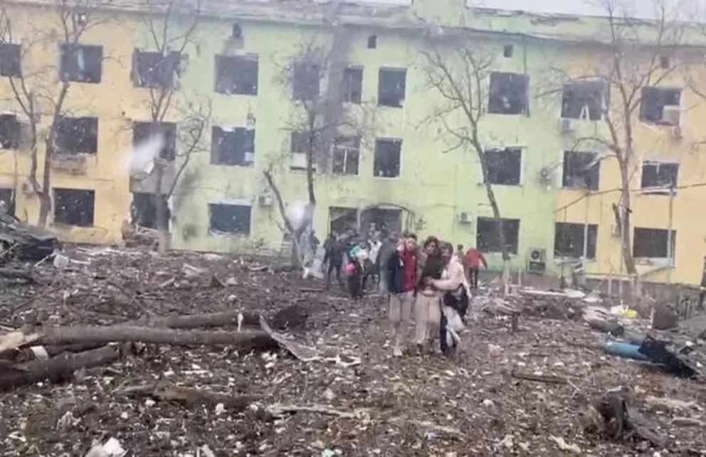"Terroristas": Zelensky acusó a los rusos tras un bombardeo a un corredor humanitario y un instituto de física
