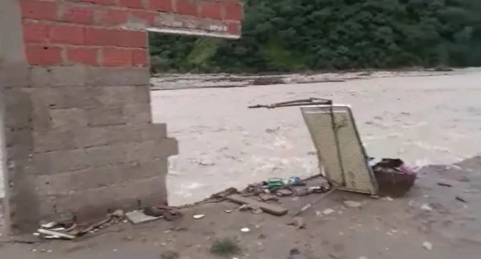 |IMPACTANTE VIDEO| "No pudimos sacar ni la mamadera": el río se llevó varias casitas precarias
