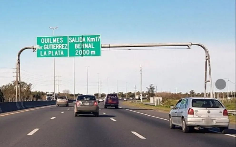 Lluvia de billetes en plena autopista de Buenos Aires