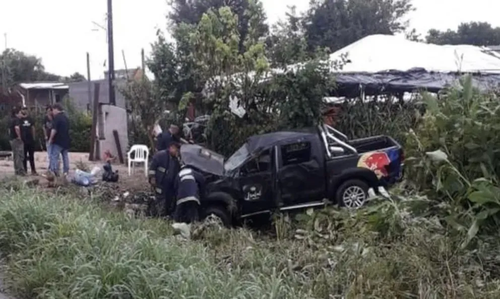 Domingo de alcoholizados al volante: un salteño chocó contra un poste y se fue rápido