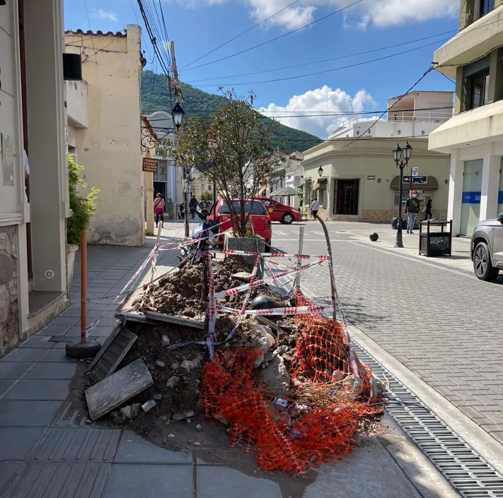 Peligro en una vereda por un pozo abierto y sin tratar
