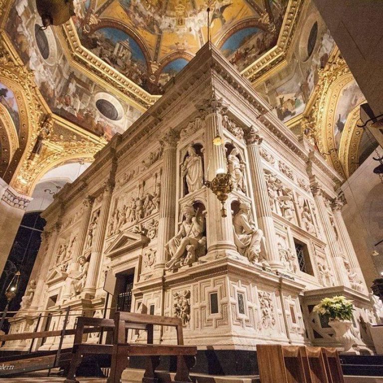 Cofre de marmol estilo renacentista proyectado por Bramante que protege la Casa de Loreto