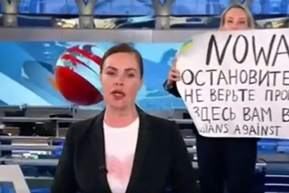 Percance en un noticiero ruso.