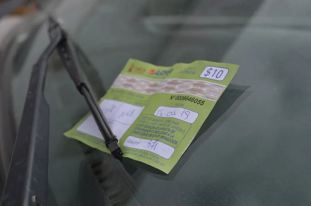 Indignada, una vecina responde al aumento del estacionamiento medido