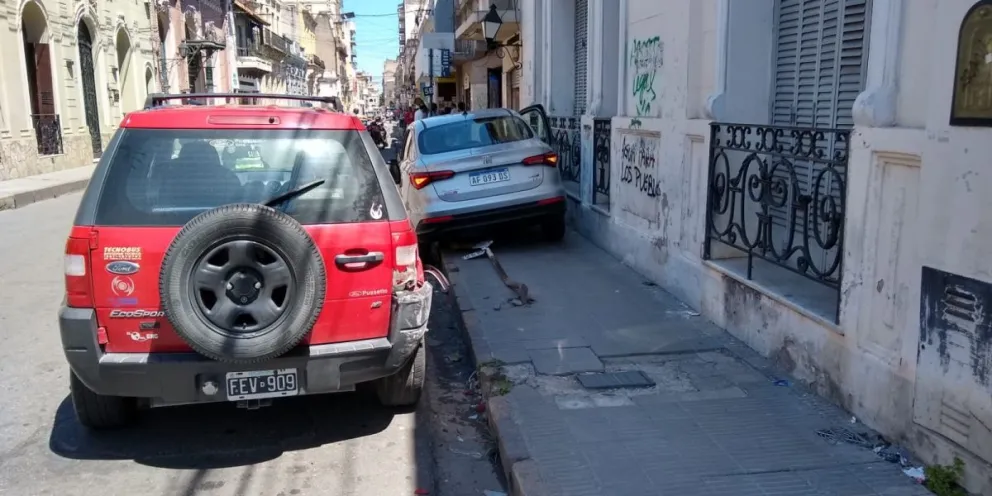 Accidente de tránsito: un auto quedó arriba de la vereda