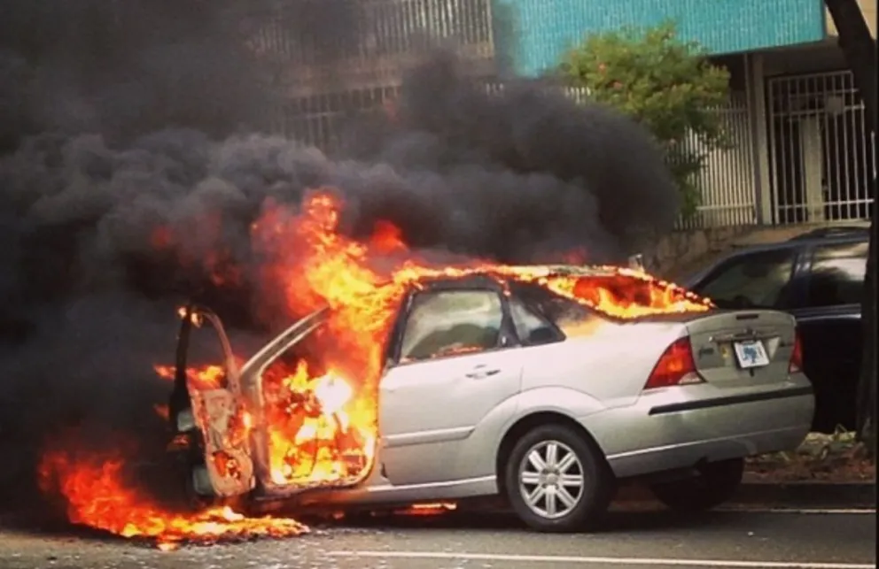 Pobre hombre: se le prendió fuego el auto y no había nadie cerca para ayudarlo