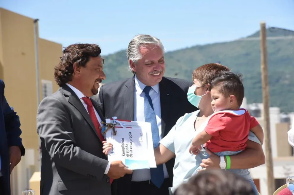 "Seguiremos por este camino": el gobernador publicó en sus redes sociales sobre la entrega de viviendas 40.000