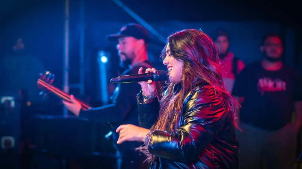 El llamativo momento que hizo detener el show de Ángela Leiva 
