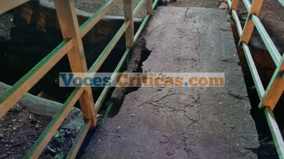 ¡Peligro! Un puente peatonal estaría a punto de derrumbarse
