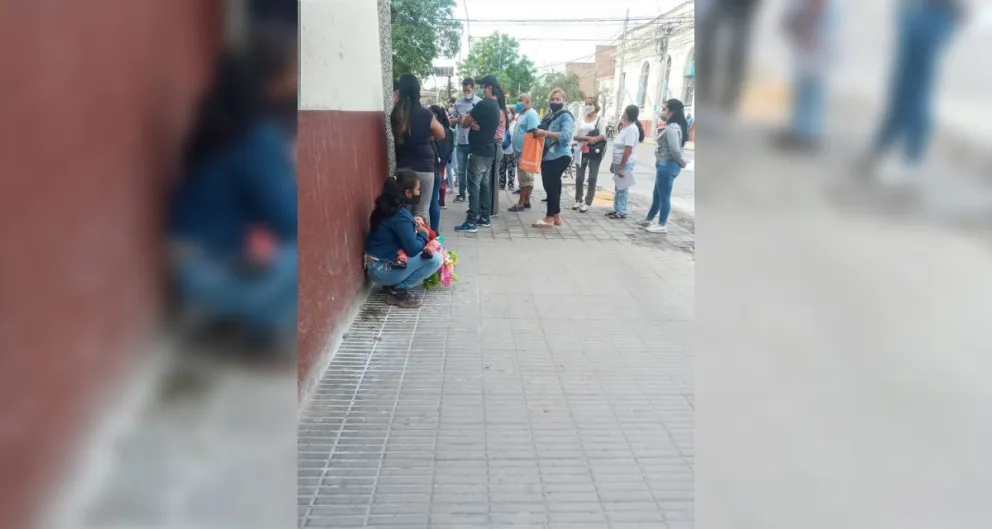 Colapso y largas filas en un Registro Civil salteño: algunos esperan desde las 4 de la mañana