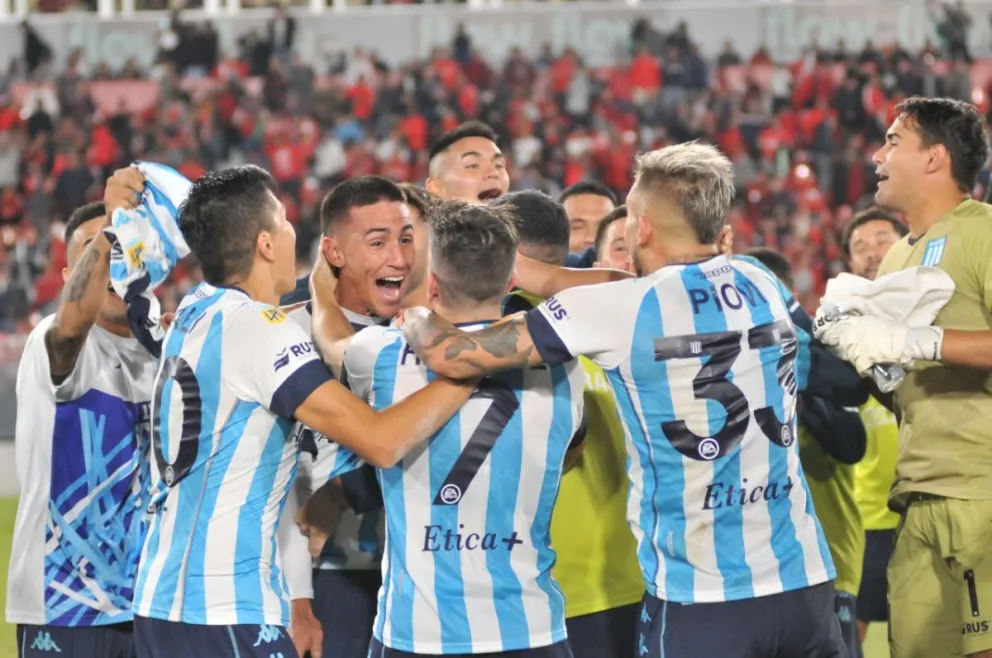 Racing le arruinó la noche al rojo y se llevó el clásico sobre el final