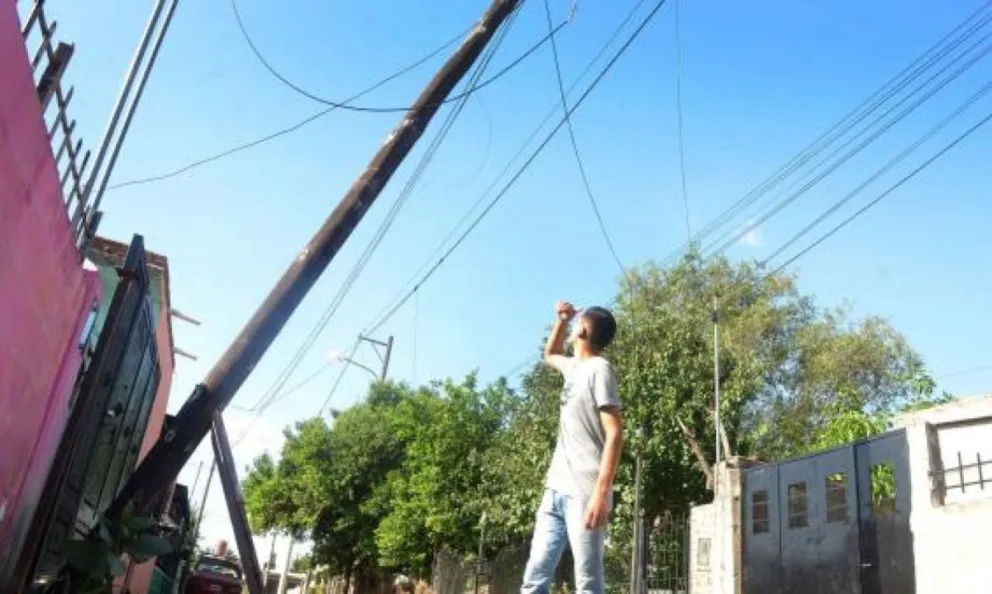 Salteños al borde de la desesperación: se cayeron dos postes de luz encima de la gente
