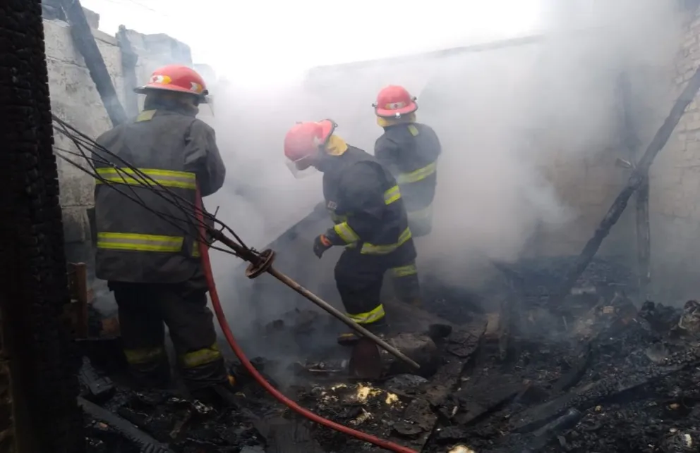 Quiso prender la cocina y terminó explotando todo: se prendió fuego una casa salteña