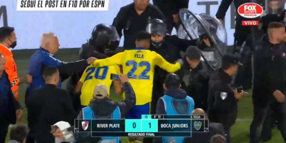 Los incidentes en la salida de Boca: Volaron todo tipo de elementos al campo de juego