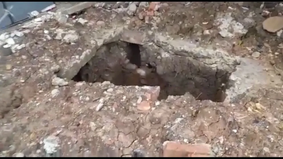 |VIDEO| No te vayas a romper la cabeza: un terrible pozo pone en alerta a los vecinos