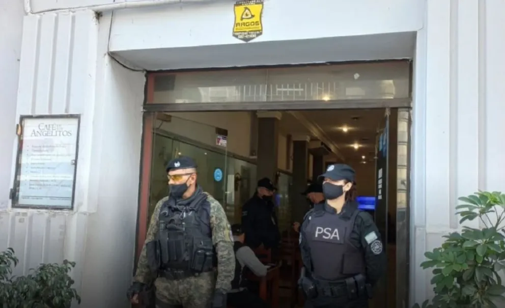 |URGENTE| Policía Aeroportuaria tumbó las puertas de una reconocida confitería del microcentro