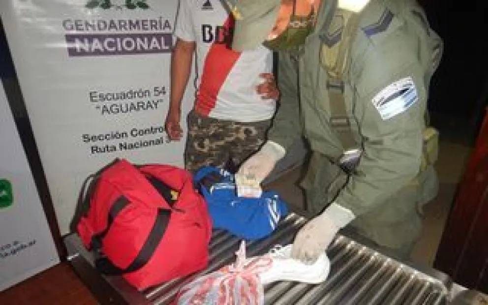 Lo detuvieron en un control policial por lo que escondía entre sus ropas
