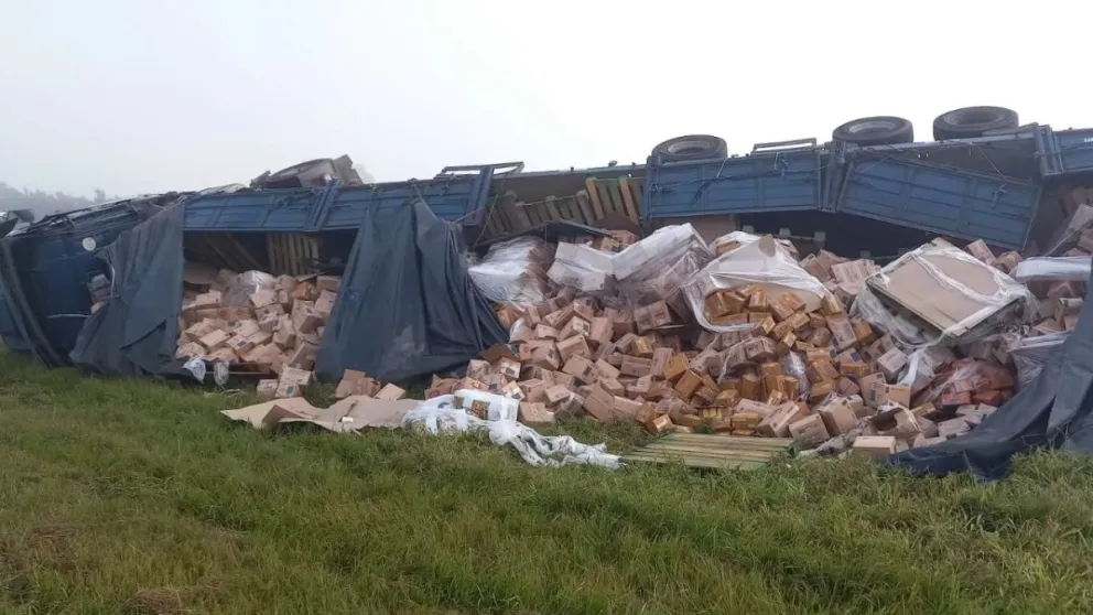 Volcó un camión con alimentos en Salta: vallaron la zona para evitar saqueos
