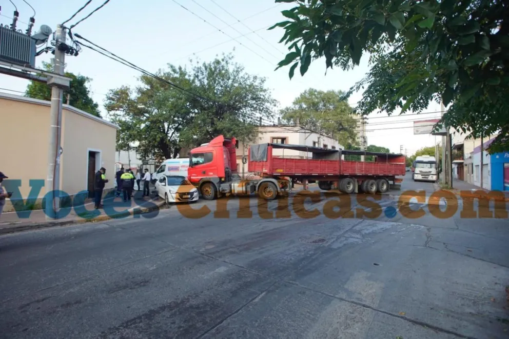 ¡Día de miércoles! Camión de gran porte embistió de lleno a un automóvil particular