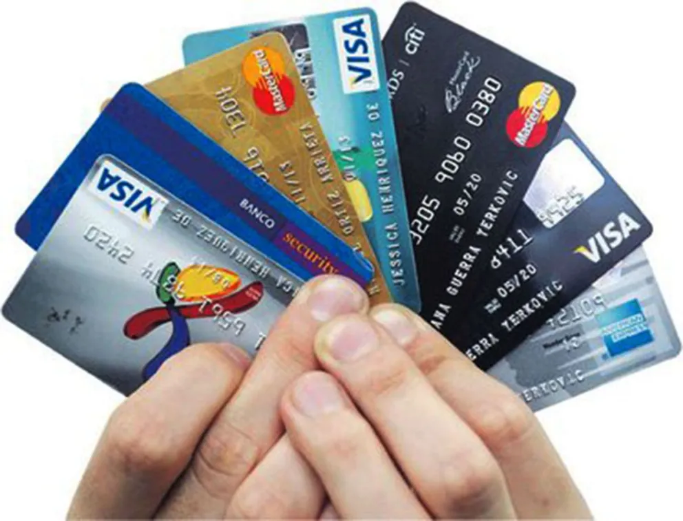 El anuncio del Banco Central que complica a usuarios de tarjetas de crédito