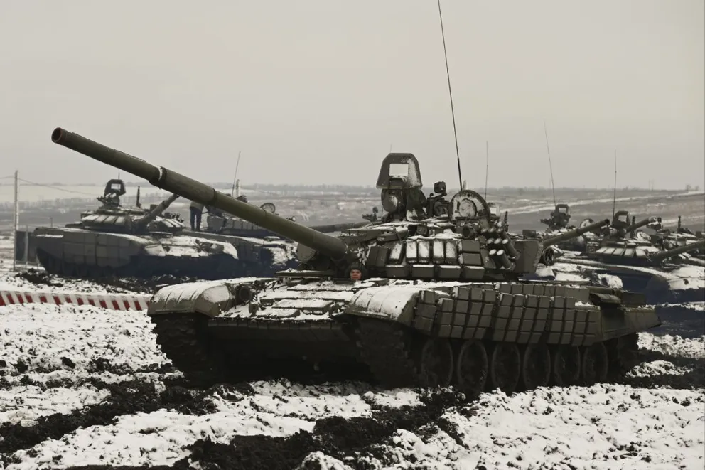 Un soldado ruso utiliza un tanque contra su propio comandante