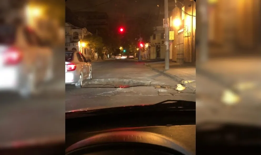 ¡Cuidado al circular! Un terrible pozo en la ciudad puede destrozar tu auto