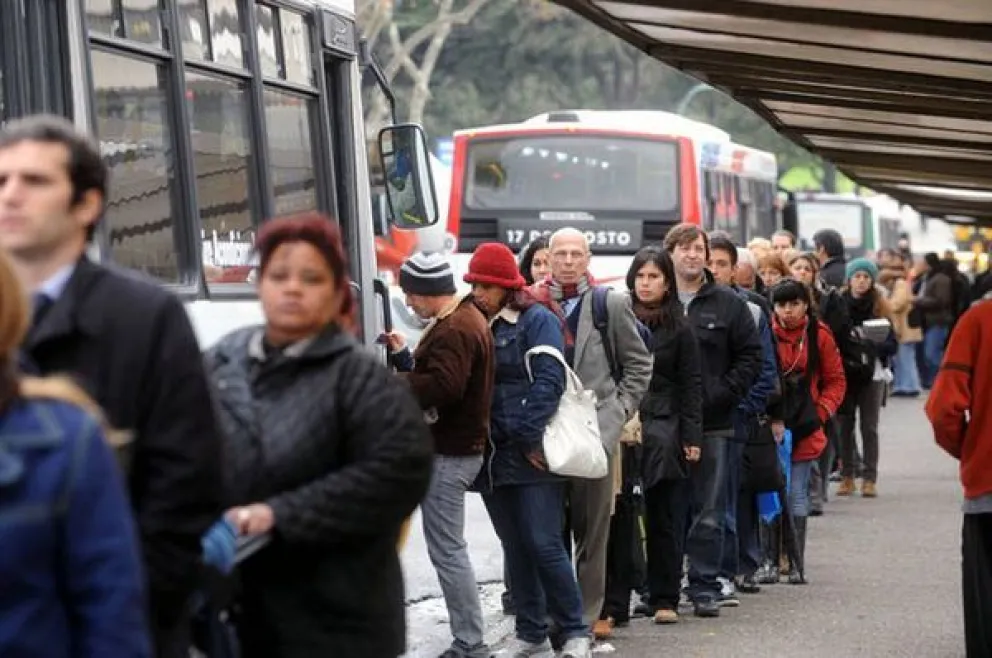 Saeta vuelve a ser noticia: la eterna espera de una usuaria para tomar el colectivo
