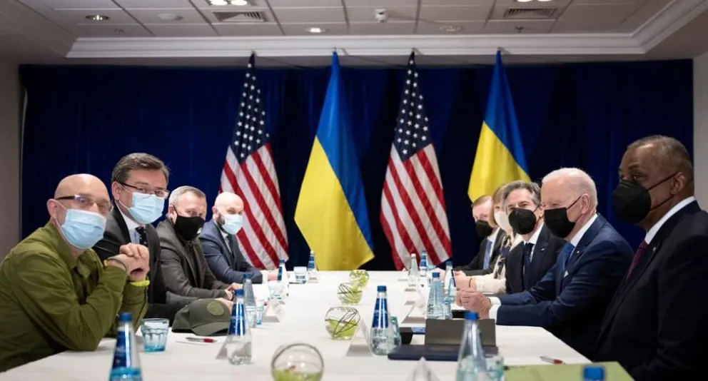 Biden compartió mesa con dos ministros ucranianos