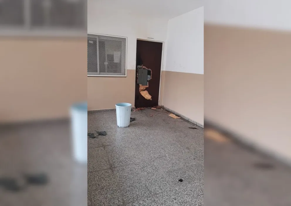 No tienen corazón: vándalos destrozaron una puerta y desvalijaron un Jardín de Infantes