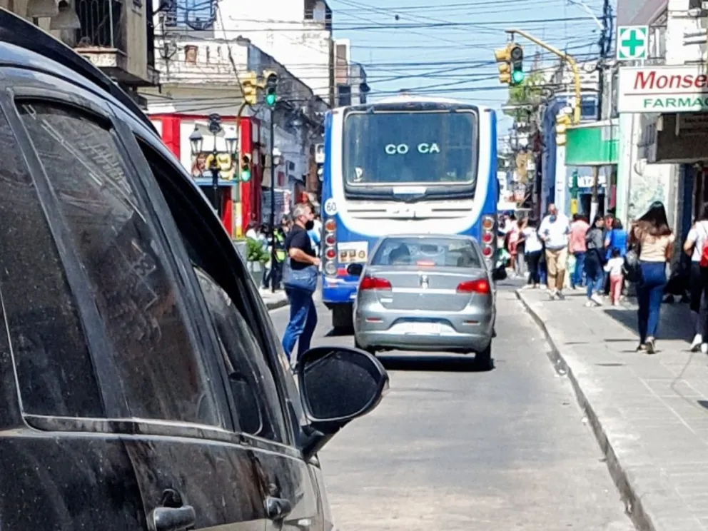 Terrible susto de la gente: se prendió fuego un colectivo SAETA
