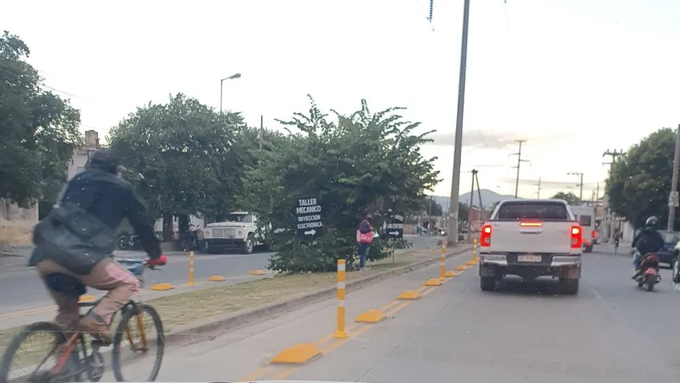 Colectiveros podrían aplastar a ciclistas: advierten sobre la "calle de la muerte" en Salta
