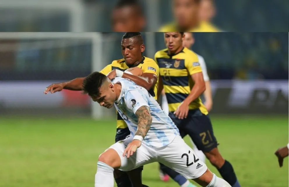 Empate sobre el final Argentina-Ecuador: al árbitro cobró un penal "invisible"