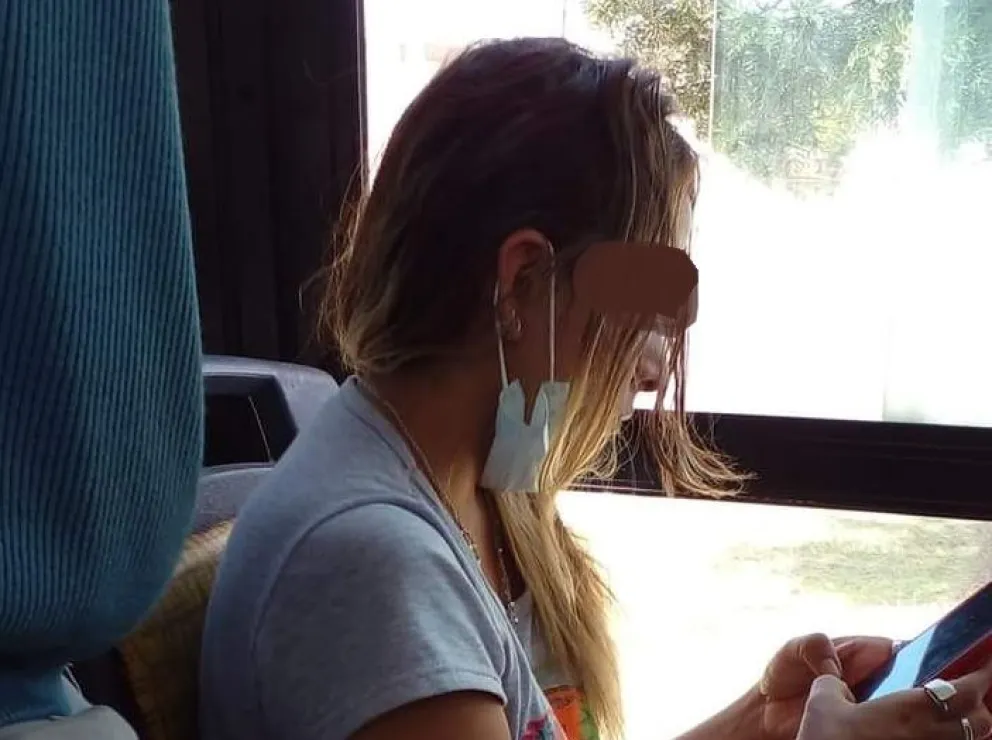 Pasajera sin barbijo.