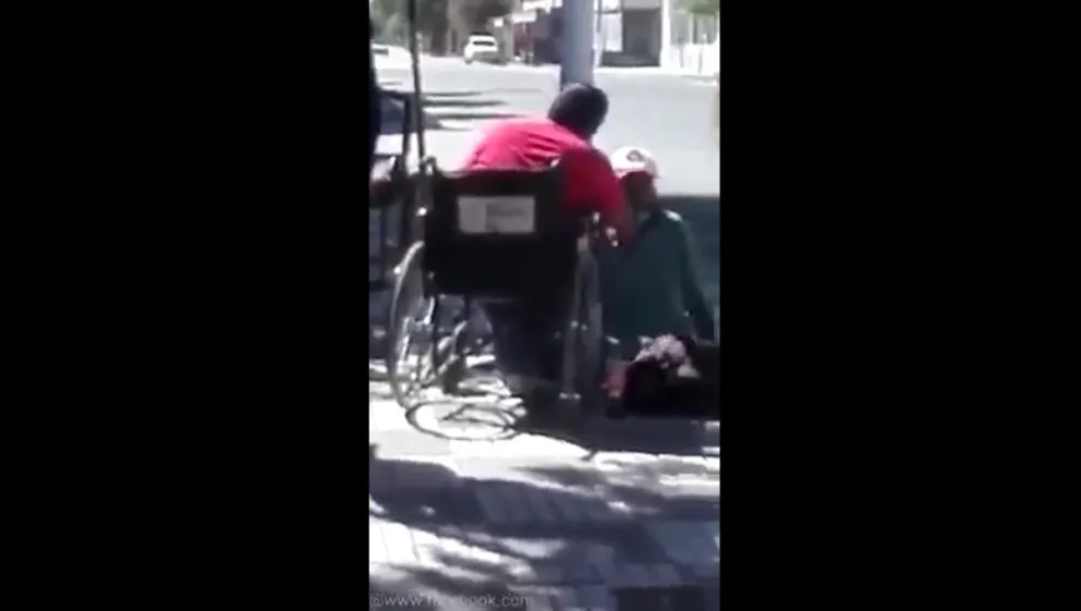 |VIDEO| Viajar en SAETA se volvió actividad de alto riesgo: joven discapacitado quiso bajar y pasó lo peor