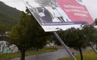 Peligro: Un cartel a punto de caerse por los fuertes vientos