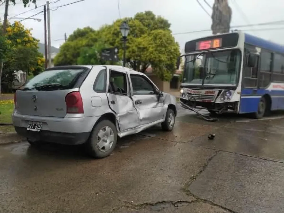 Mañana accidentada: se produjo un choque en el centro de la ciudad